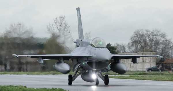 f16 on track 070402025